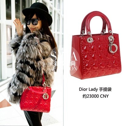 Cùng với Hermes, Dior cũng là thương hiệu được Angelababy ưu ái. Chiếc Dior Lady đỏ này của cô có giá gần 80 triệu đồng.