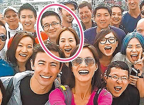 Quân Băng và Hoàng Khải Vỹ (khoanh đỏ) trong đám cưới của Janet.