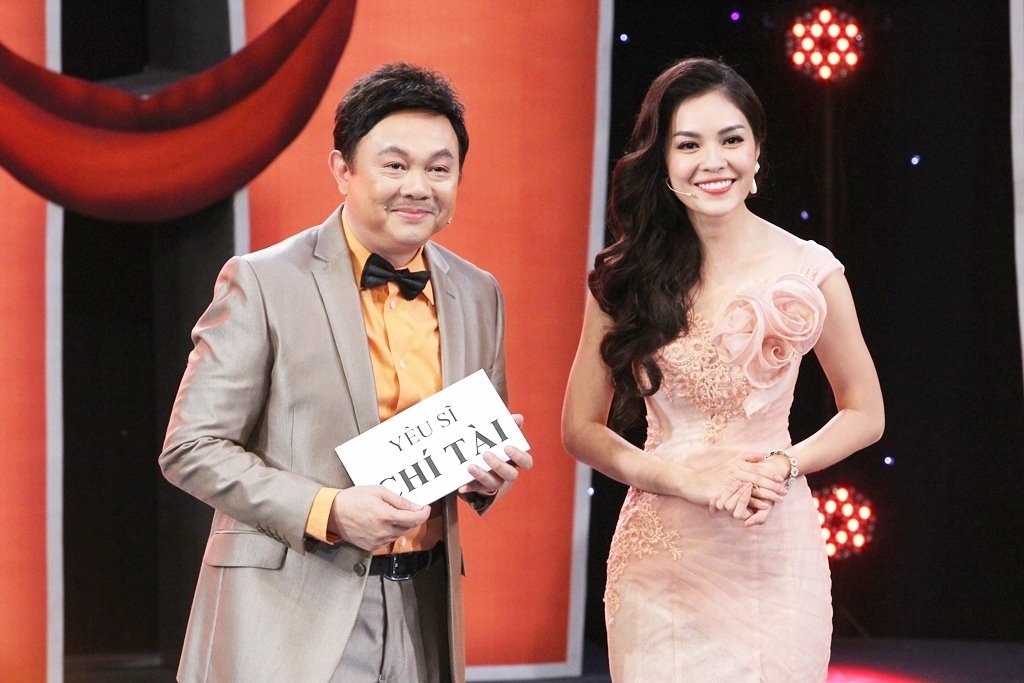  Diễn viên Dương Cẩm Lynh đồng hành Chí Tài trong vai trò dẫn chương trình. Đã đảm nhận nhiều vai chính trong các bộ phim nhưng khi thử sức với vị trí mới, nữ diễn viên có phần lúng túng. Dù vậy, Dương Cẩm Lynh vẫn chiếm được tình cảm của khán giả bởi vẻ ngoài xinh xắn, dễ thương.