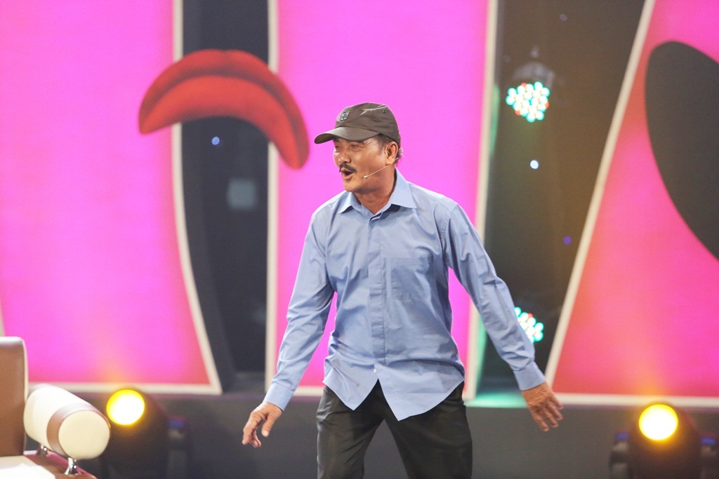 Giải thích mãi nhưng vợ không chịu hiểu, anh chồng quyết định bỏ nhà ra đi và trao cho người vợ một tập tài liệu: “Tôi sẽ đi, nhưng trước khi đi, nhờ bà đưa cho vợ tôi cái này và nói với bà ấy rằng tôi sợ, tôi sợ mình tuổi già sức yếu, tôi sợ những chuyến chở hàng đường xa gặp điều không may xảy ra cho bản thân tôi, thì còn có cái này để lo cho bà ấy khi không còn tôi bên cạnh. Cảm ơn bà!”.