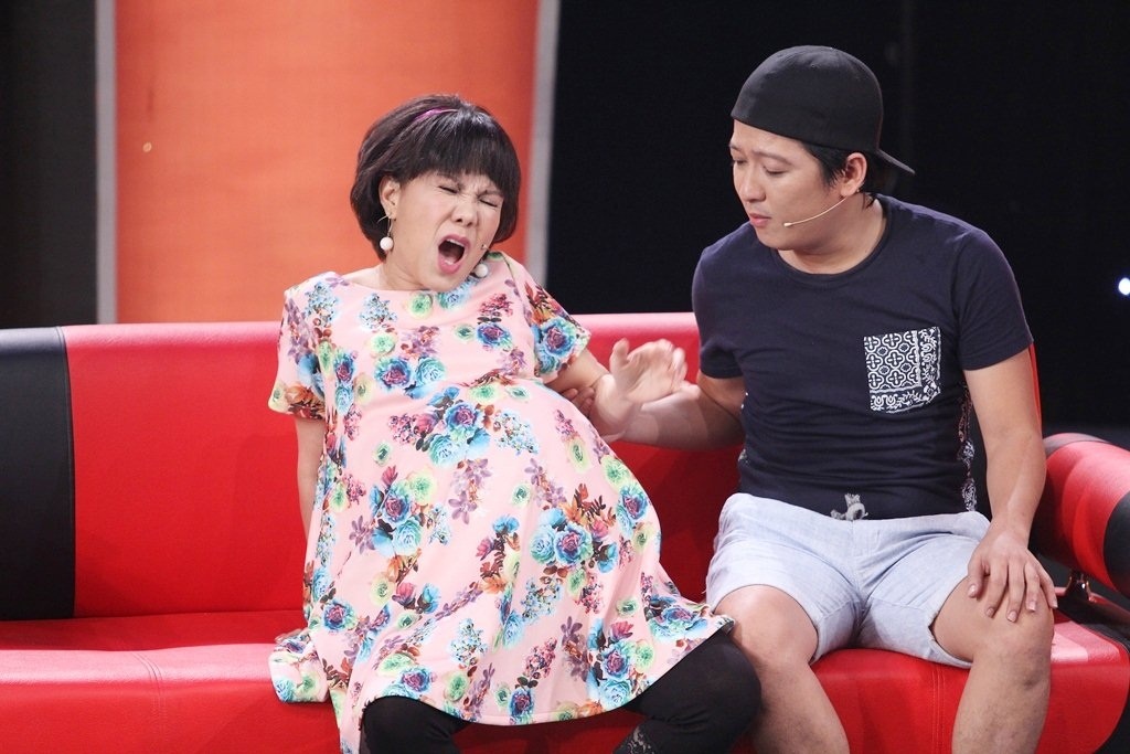 Tiểu phẩm kết thúc khi tiếng trẻ con vang lên, Việt Hương chạy ra ngoài gọi Trường Giang: “Tôi mới sinh có một bé thôi mà anh ấy xỉu rồi, còn ba bé nữa”. Những biểu cảm hài hước của bộ ba danh hài gây ấn tượng mạnh trong lòng người xem.