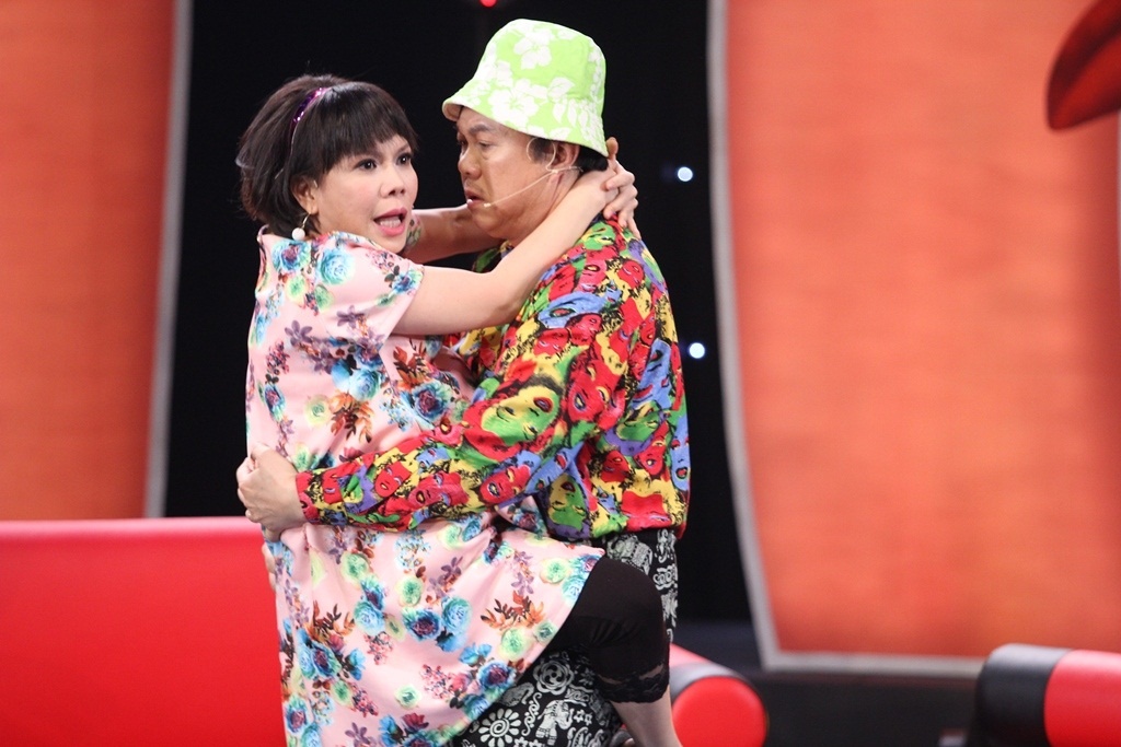 Kết quả, Chí Tài là người đỡ đẻ bất đắc dĩ cho Việt Hương. 