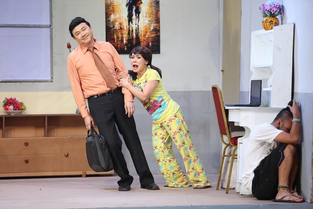 Tiếp đó, Việt Hương khiến người xem xúc động ở đoạn cuối sau những tình huống hài hước: “Em có lỗi với anh, em quỳ xuống xin lỗi anh. Anh thấy không, nhà của mình không bình thường, lúc nào cũng chênh lệch. Bởi anh thì học cao, lúc nào anh cũng ở trên còn em luôn tuột hậu về sau. Em chưa bao giờ quỳ trong căn nhà này mà nó đứng im, cũng giống như anh, anh chưa bao giờ là chồng em thực sự. Lúc nào anh cũng công việc công việc, anh có quan tâm tới em đâu. Anh là người có học đúng không, em có lỗi, em quỳ xuống xin lỗi anh, vậy thì anh hãy làm gì để xứng đáng là chồng đi, anh cũng phải xin lỗi em chứ”. 