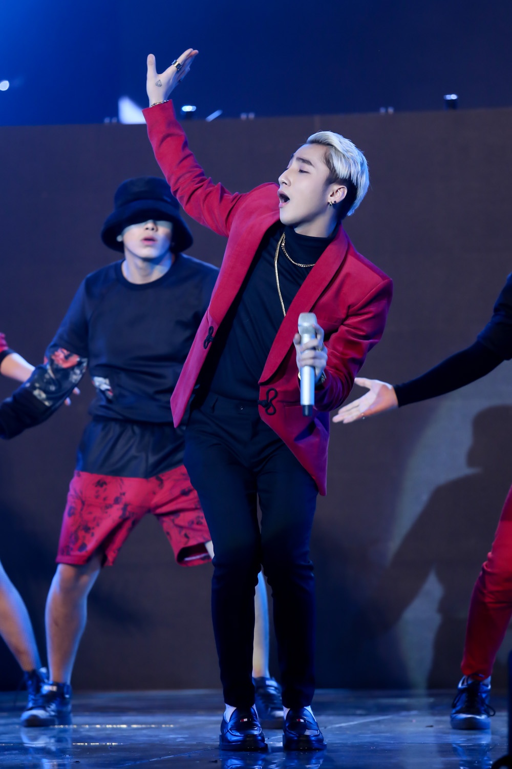 Mặc dù với hình tượng này, giọng ca gốc Thái Bình gần như “sao y bản chính” từ G-Dragon nhưng khó có thể phủ nhận sức hút mãnh liệt của Sơn Tùng.