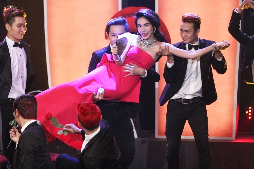  Nắng xuân ngời do Thủy Tiên và vũ đoàn Bước Nhảy thể hiện.