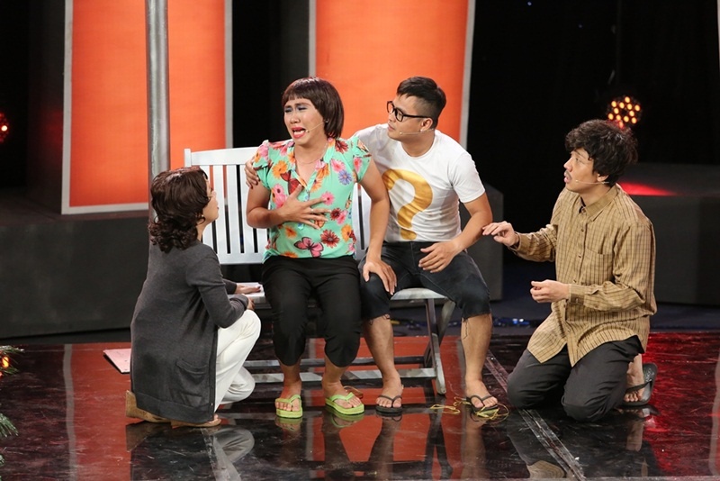  Nghe câu nói này, cô gái nức nở: “Con đưa địa chỉ này, nói ba má đưa con về chứ con tự tử chết cho coi. Trời ơi con gái con lứa người ta đang tuổi xuân ngời, mặt người ta đẹp rạng rỡ luôn mà bước ra chê muối mặt vậy”. Dù phát lại nhưng màn đối đáp giữa các nhân vật được đánh giá vô cùng hài hước, tự nhiên khiến người xem thích thú. Vai cô gái do Anh Đức thể hiện đã làm nức lòng người hâm mộ vì quá duyên dáng, dễ thương.