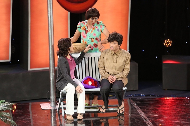 Vì quá nhiều khán giả yêu cầu chương trình phát lại tiểu phẩm Chuyện công viên nên ban tổ chức quyết định phát lại trong tập 10. Tiểu phẩm do Trấn Thành, Việt Hương và Anh Đức thể hiện nói về đôi tình nhân lớn tuổi, họ yêu nhau từ khi còn trẻ, do bị gia đình ngăn cấm nên không đến được với nhau. Vào một ngày đẹp trời, đôi tình nhân ấy sau nhiều năm sống trong sự nhớ nhung, khắc khoải, họ hẹn nhau tại công viên để ôn lại kỷ niệm xưa.