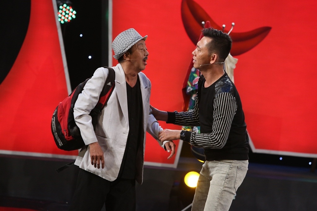 Một ngày nọ, ba anh bất ngờ lên thăm và phát hiện cô bạn gái đang ở trong nhà. Do đã hứa hẹn sẽ cưới cô gái hàng xóm cho con trai dưới quê  nên ông không đồng ý. 