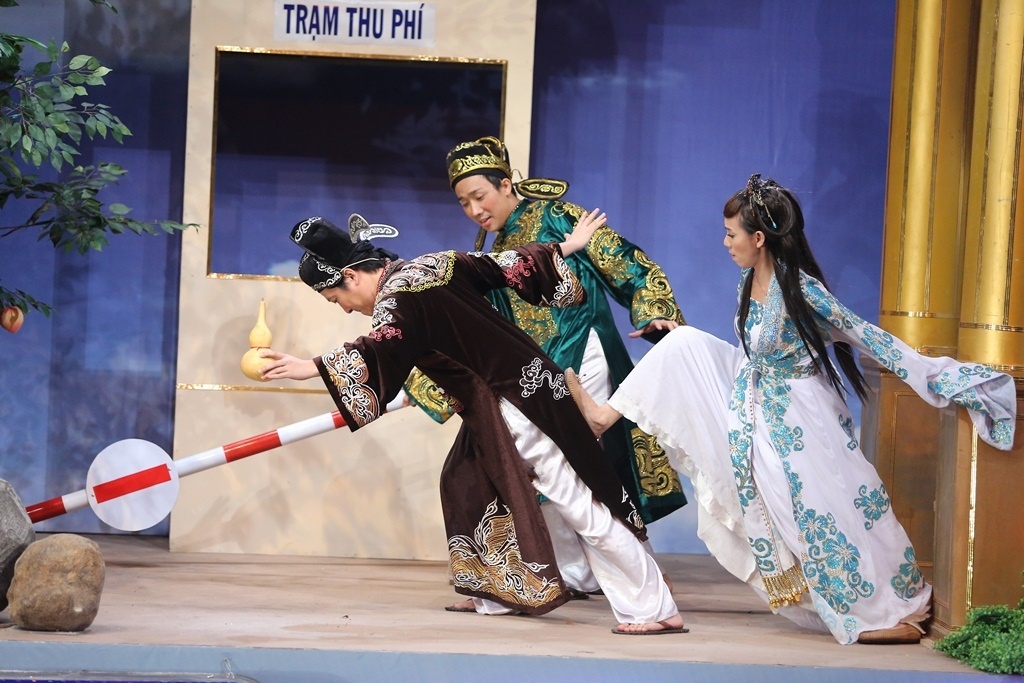 Nói xong, hai Táo ông thi tài với nhau để chiếm được tình cảm của cô nàng thu phí. Trong khi đó, cô gái “bá đạo” này liên tục đưa ra những thử thách khiến người hâm mộ cười ra nước mắt như: anh áo nâu phải nhảy múa, anh áo xanh phải xoay vòng vòng…Trên sân khấu nghiêng, những yêu cầu của cô nàng khiến Trấn Thành, Trường Giang “dở khóc dở cười”, cả hai liên tục trượt ngã, té nhào xuống dốc.