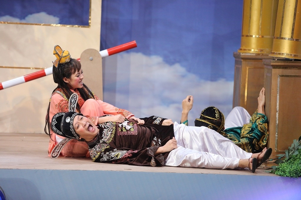 Trải qua nhiều thử thách khắc nghiệt, cuối cùng Thu Trang quyết định đi chơi với cả hai Táo ông. Khi cô nàng thu phí vừa lui vào trong để chuẩn bị quần áo đi chơi thì Táo bà xuất hiện, trừng phạt hai Táo ông vì không cho bà về trời cùng. 