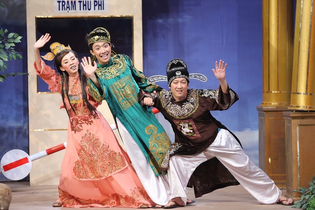 Đặc biệt, vai người thu phí và Táo bà đều do Thu Trang đảm nhận. Có thể nói, tiểu phẩm quy tụ Trường Giang, Trấn Thành và Thu Trang thu hút khá nhiều sự chú ý của khán giả bởi mỗi người là một phong cách diễn đặc trưng. 