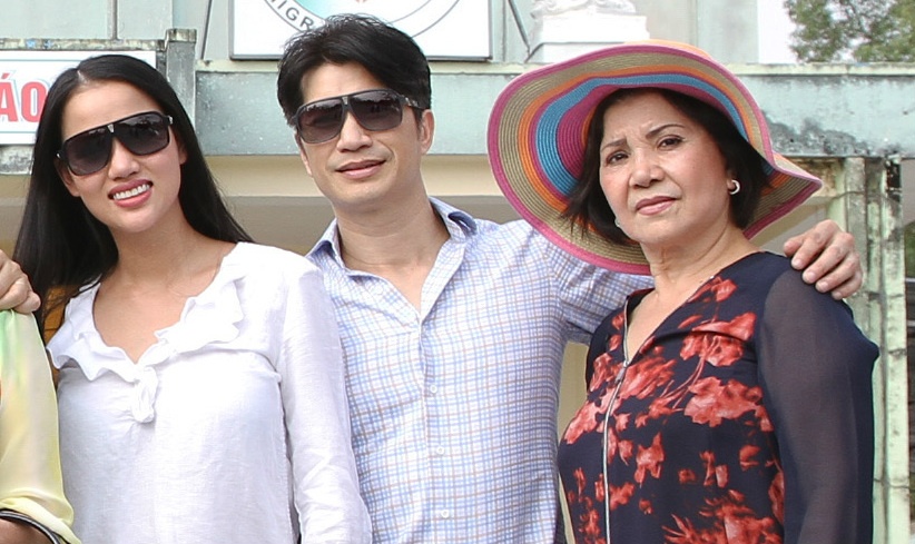 Me Dustin Nguyen than thiet ben con dau BB Pham hinh anh