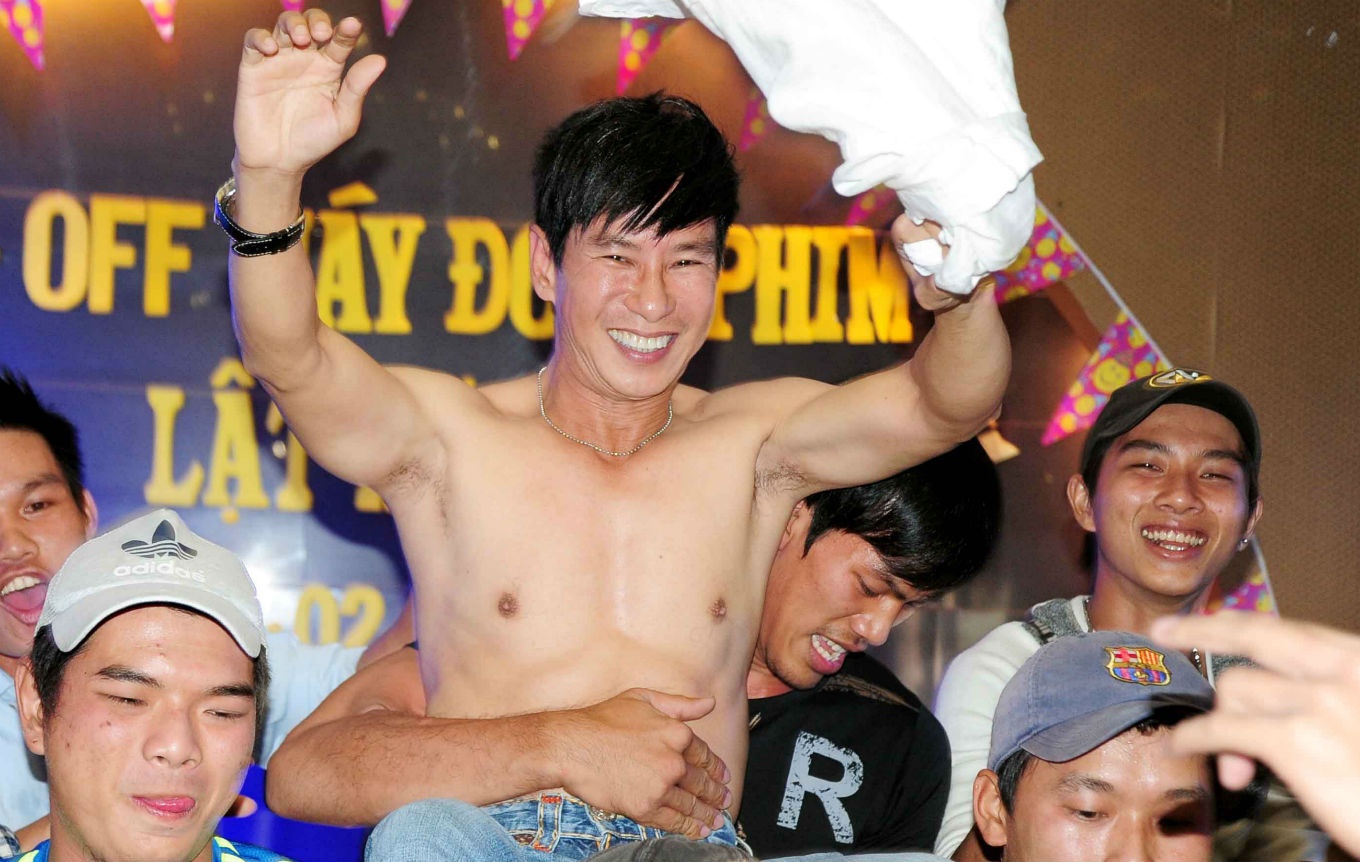 Ly Hai lot ao, de lo co bap san chac du da U50 hinh anh