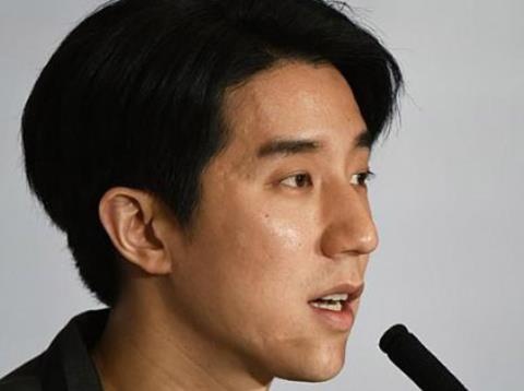 Phùng Tổ Minh tại cuộc họp báo diễn ra chiều nay (14/2) tại Bắc Kinh