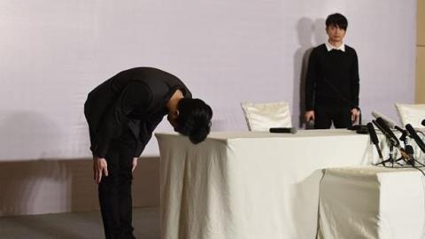 Phùng Tổ Minh cúi người xin lỗi công chúng tại cuộc họp báo.