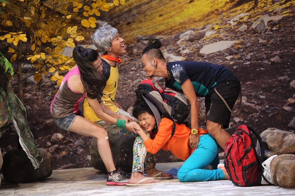 Tưởng đã giành được “địa bàn” riêng của hai vợ chồng thì bất ngờ, cặp đôi chồng già vợ trẻ Trấn Thành – PuKa xuất hiện và xảy ra tranh chấp địa điểm. 