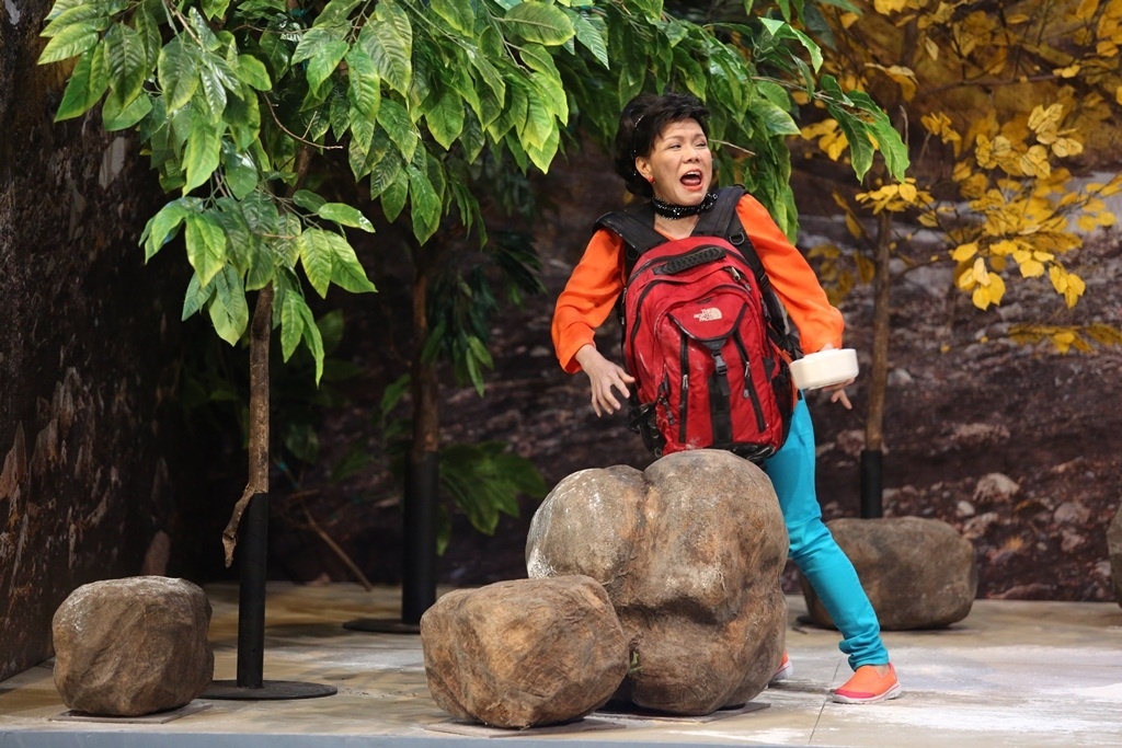 Nội dung câu chuyện kể về cặp tình nhân lệch tuổi Việt Hương – Hoàng Phi lên núi dã ngoại dịp cuối tuần. Vì lớn tuổi, lại lấy được chồng trẻ Hoàng Phi nên Việt Hương cực kỳ chiều chuộng, làm mọi thứ vì chồng. 