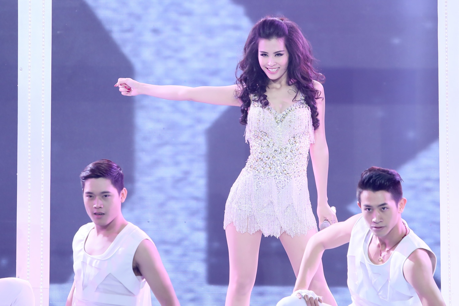 . Chỉ nhận được 28.5 điểm nhưng nhờ fan, nữ ca sĩ Bad Boy đứng ở vị trí thứ 2 cùng Sơn Tùng và Giang Hồng Ngọc.