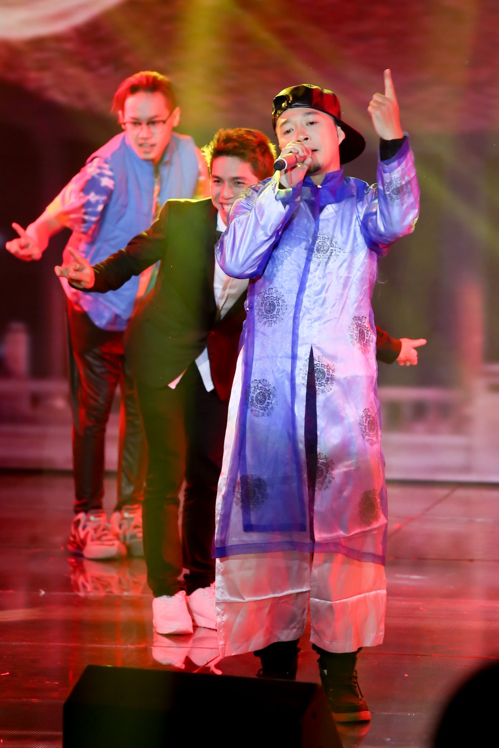 Team PB Nation mang không khí xuân rộn rã đến chương trình qua liên khúc Lời hứa đầu năm và Ngày tết quê em.