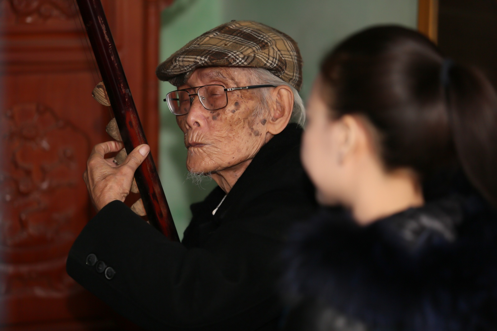 Nghệ nhân Nguyễn Phú Đẹ cùng học trò cưng của mình, ca nương Phạm Thị Huệ cùng đàn, hát những giai điệu mùa Xuân đầy tình người, say đắm, da diết, bâng khuâng giữa tiết trời ngày cuối năm.