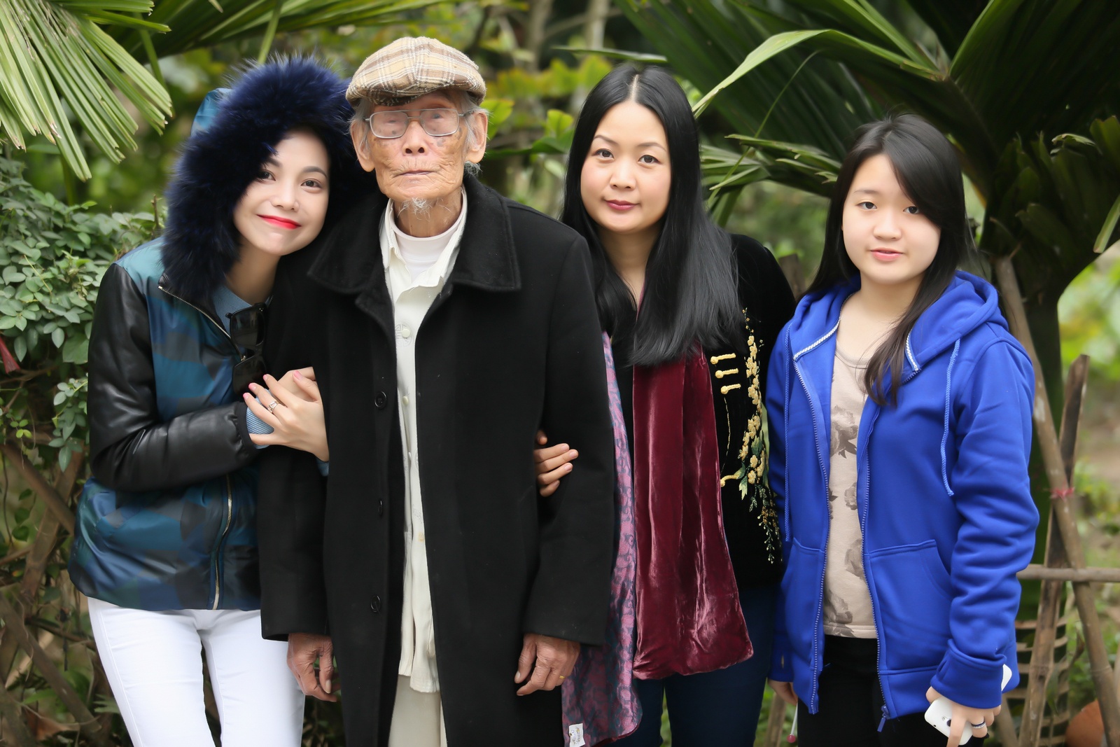 Nghệ nhân đã 93 tuổi nở nụ cười rạng rỡ khi thấy một chân dài trẻ ở phương Nam đến thăm, đây là điều lạ và quý đối với những người hoạt động trong lĩnh vực truyền thống vốn không nhiều người trẻ quan tâm.