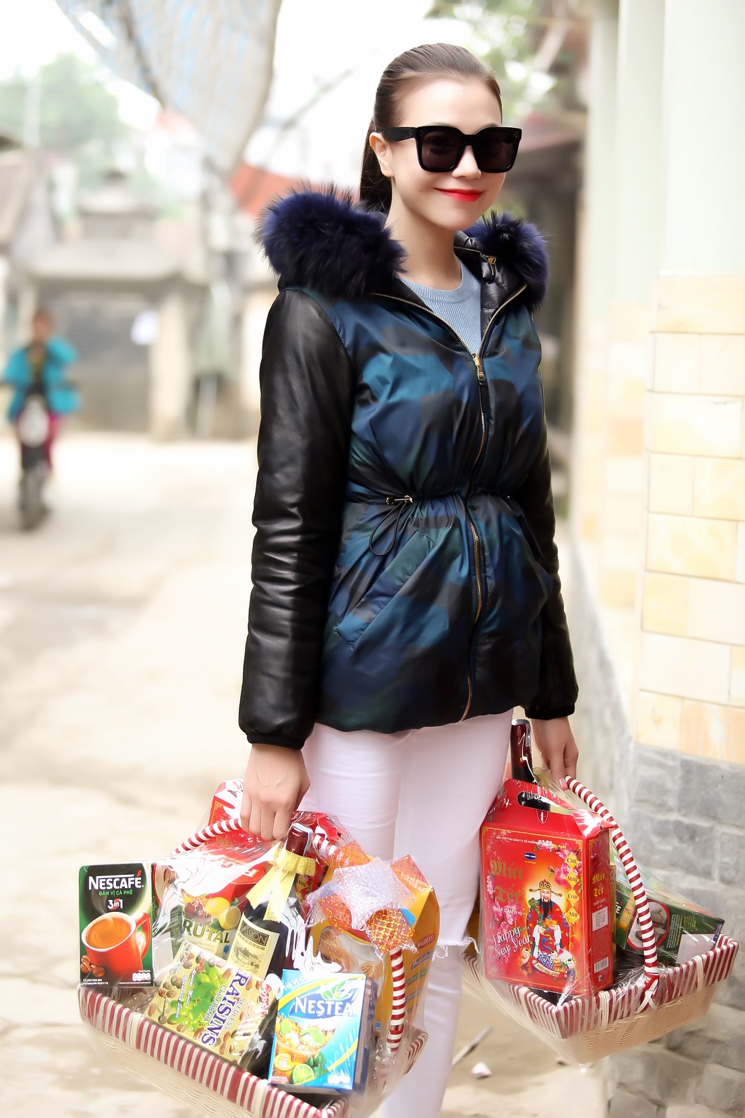 Đoạn đường từ Hà Nội về Hải Dương không qúa xa, nhưng vì không hợp thời tiết lạnh của Hà Nội, lại khởi hành từ sáng sớm nên Trà Ngọc Hằng khá mệt, tuy nhiên khi tới nhà nghệ nhân Nguyễn Phú Đẹ, cô lập tức thấy ấm lòng, khỏe hẳn lên khi nghệ nhân đã đợi đón cô từ cổng nhà từ lâu.