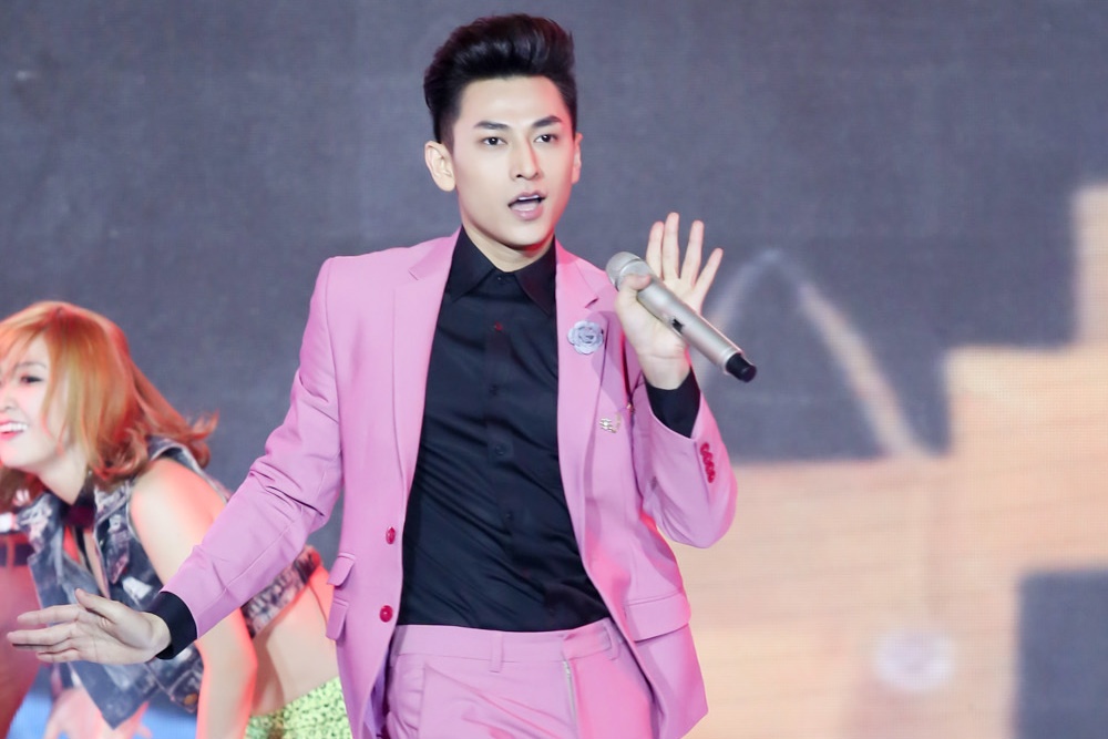 Isaac sexy va quyen ru voi Cheri Cheri Lady hinh anh