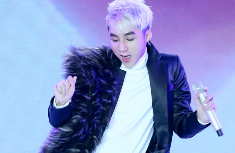 Son Tung M-TP xuong phong do voi Con mua ngang qua hinh anh