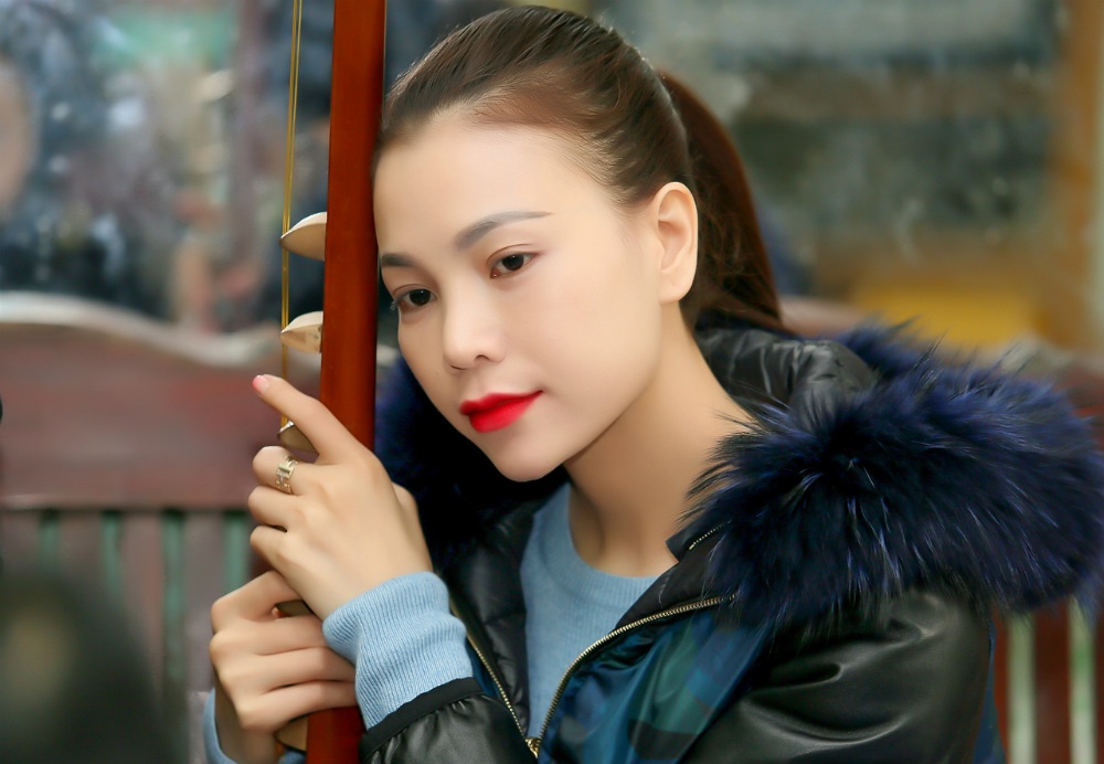 Tra Ngoc Hang lan loi ra Ha Noi chuc Tet cac nghe nhan hinh anh