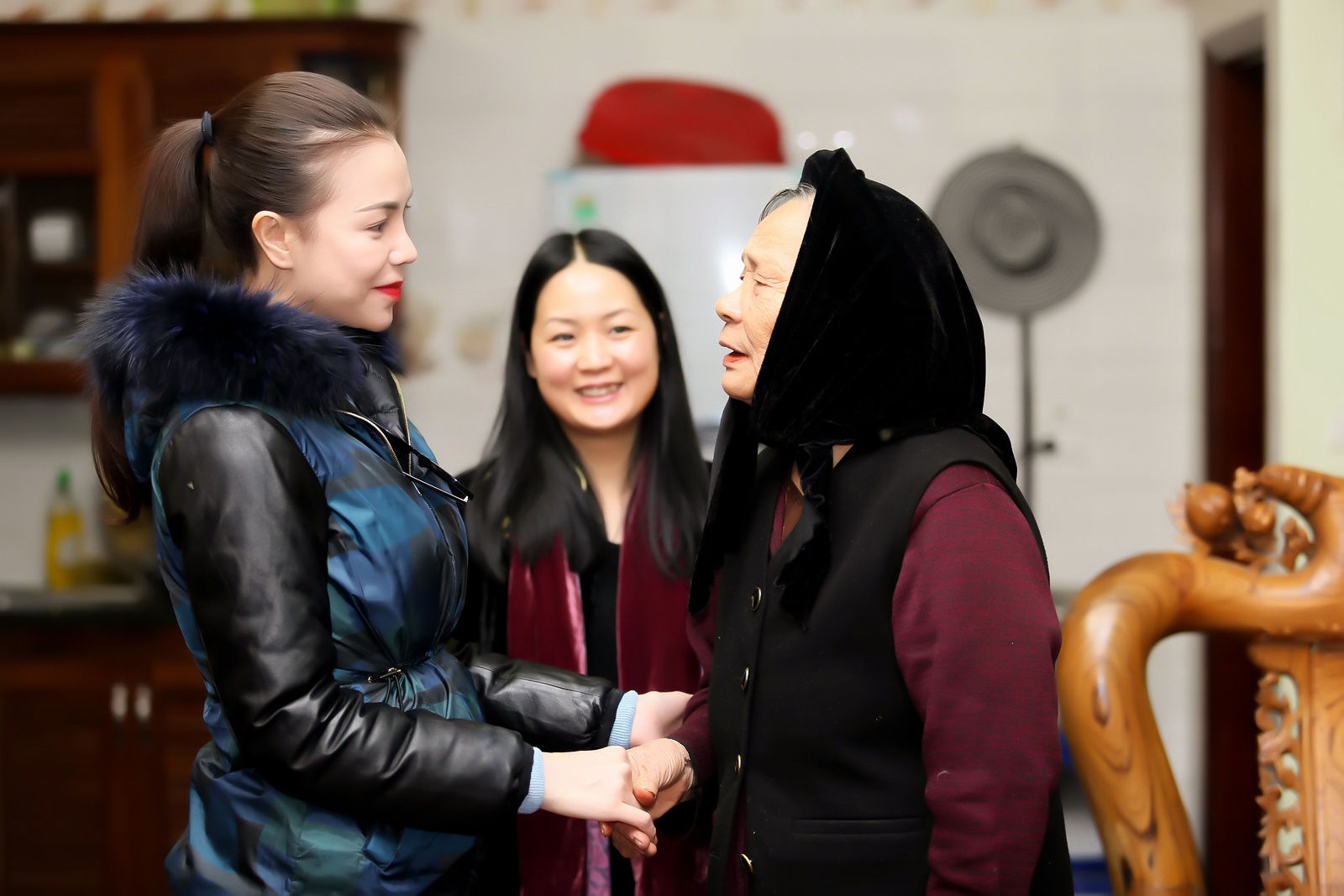 Cô gái miền Nam vốn chỉ biết đến đờn ca tài tử, dân ca miền Tây được tới làng mà người người, nhà nhà đều hát, đều yêu Quan họ, coi đó là cuộc sống của mình. “Báu vật sống” nổi tiếng Nguyễn Thị Bàn đón cô bằng bài Quan họ La Rằng cổ, bằng những triết lý sống sâu xa của người quan họ.