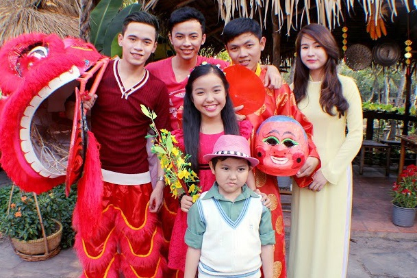 MV Ngay xuan long phung sum vay - Bao Nghi hinh anh