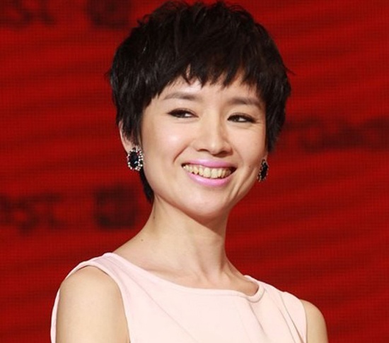 Đổng Khiết đã lộ hàm răng bị ố vàng cùng vết chân chim trên mắt