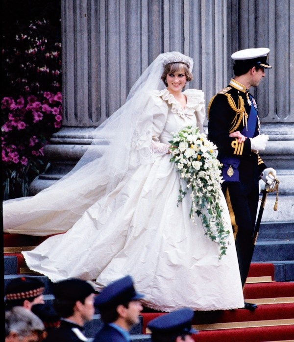 Xu hướng Meringue dress: là tên gọi của kiểu váy cưới xòe rộng, đuôi dài công nương diện trong hôn lễ năm 1981. Đến năm 1992, người ta mới dần chuyển sang những mẫu váy cưới đơn giản, nhẹ nhàng hơn.