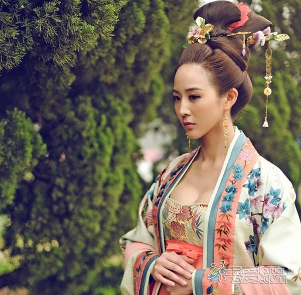 Từ hiền phi (Trương Quân Ninh) đẹp sắc sảo trong Võ Mị Nương truyền kỳ.