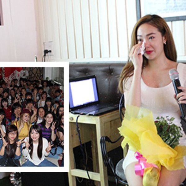 Minh Hằng bật khóc trước tình cảm của fan.