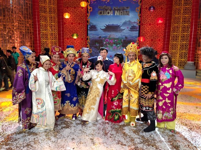 Hồ Liên (áo tím đứng ngoài cùng bên trái) trong Gặp nhau cuối năm 2014.