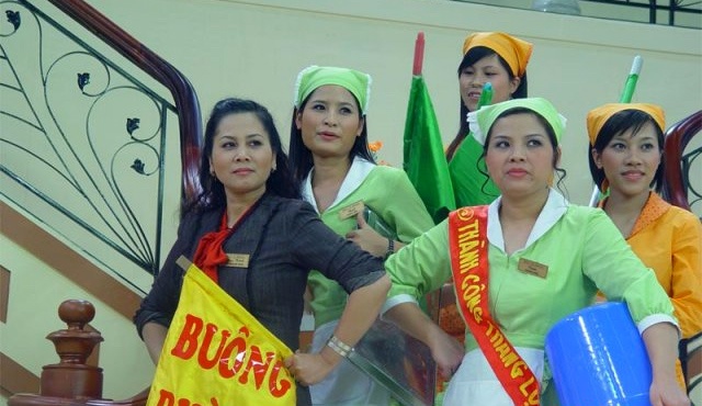 Hồ Liên (đeo băng đỏ) trong Những người độc thân vui vẻ.