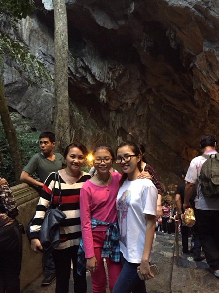 Trong chuyến đi chùa Hương còn có người thân của Phương Mỹ Chi.