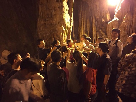 Hòa vào dòng người hứng những giọt nước trong veo, mát lạnh trong động để lấy may.