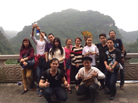 Chụp ảnh lưu niệm với các thành viên trong đoàn cùng nhiều người hâm mộ.