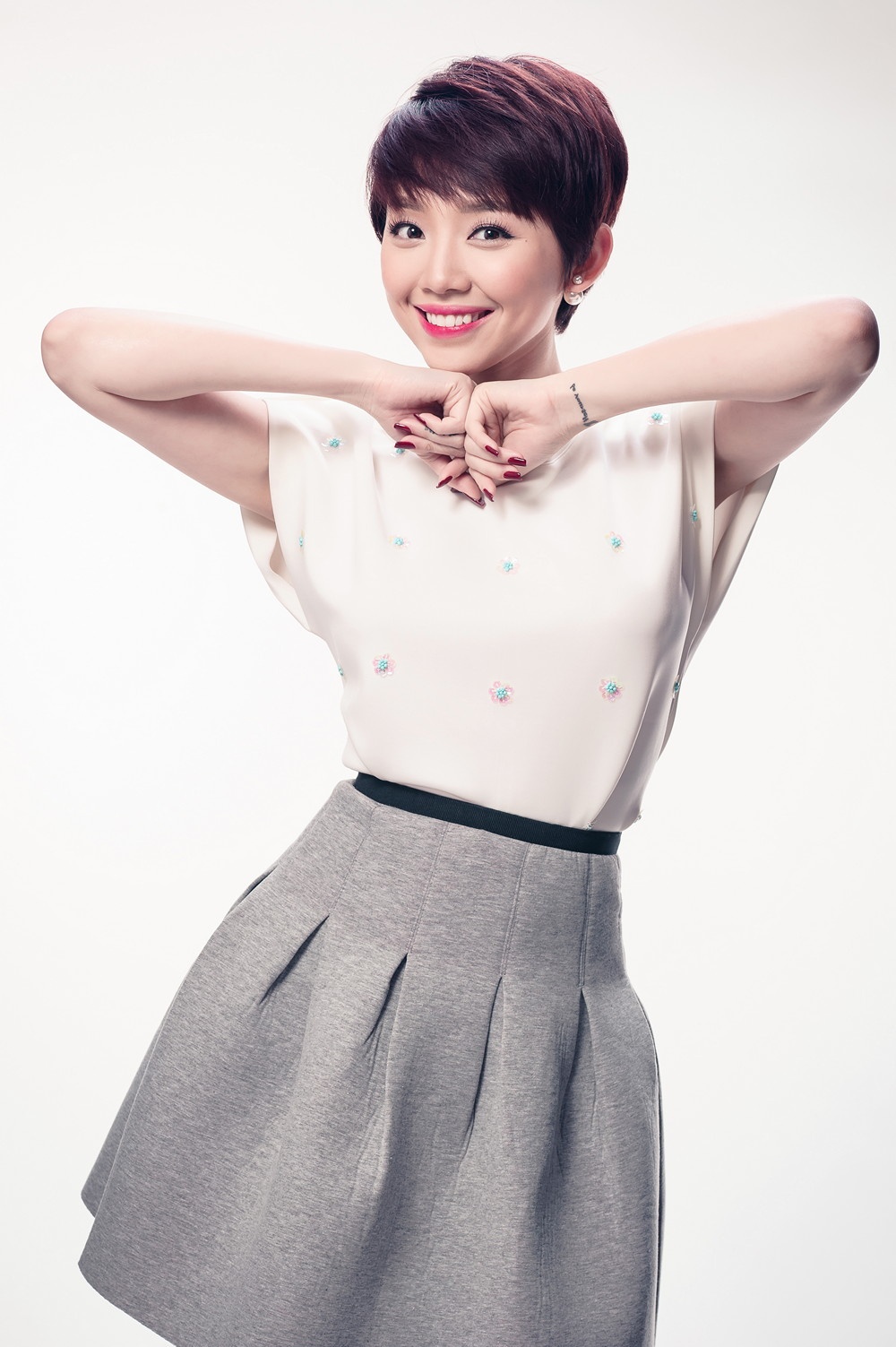 Tóc Tiên cũng không ngớt lời khen ngợi Isaac: “Lần đầu tiên làm việc chung mà thấy Isaac tạo ấn tượng liên tục rồi, vừa chuyên nghiệp, đúng giờ, ga-lăng nữa, cái gì cũng nhường cho tôi trước hết. 