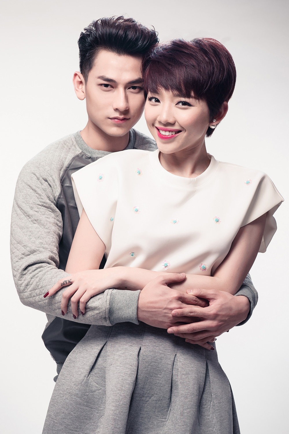 Nếu đặt giả thuyết yêu nhau, chắc tôi sẽ phải tìm một chỗ nào đó vắng thật vắng, yên tĩnh, ít người để dẫn cô người yêu Tóc Tiên đi chơi, chứ nếu không hai đứa cười giỡn làm loạn khiến người ta hoang mang mất. Vừa gặp nhau lần đầu đã cười muốn xỉu cả ngày rồi!”