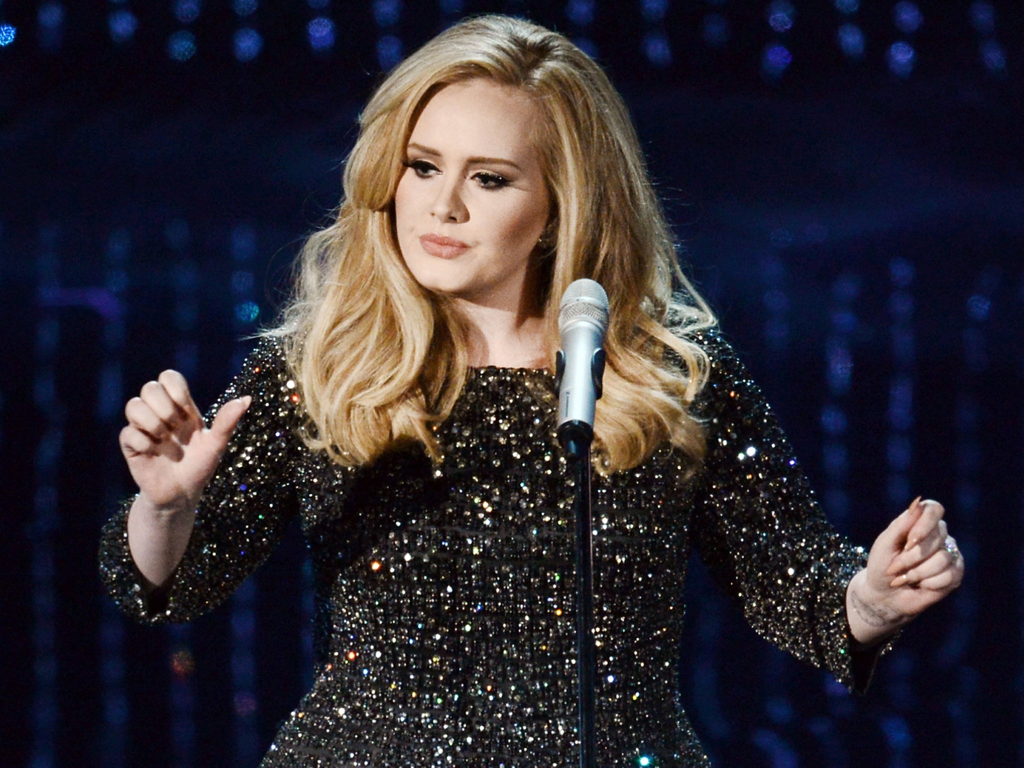 Adele cất lên tiếng hát của người phụ nữ.