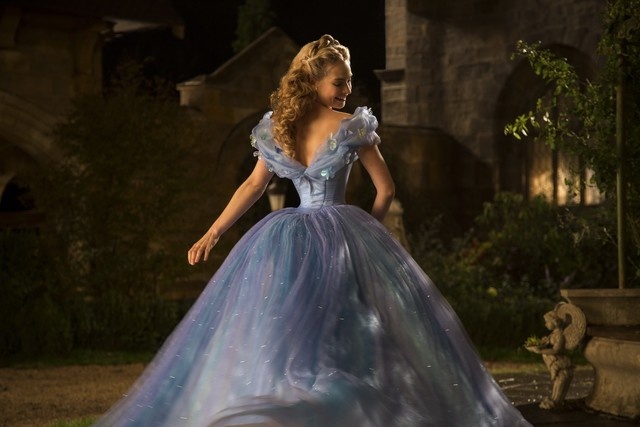 Cận cảnh vòng eo con kiến gây tranh cãi của Cinderella.