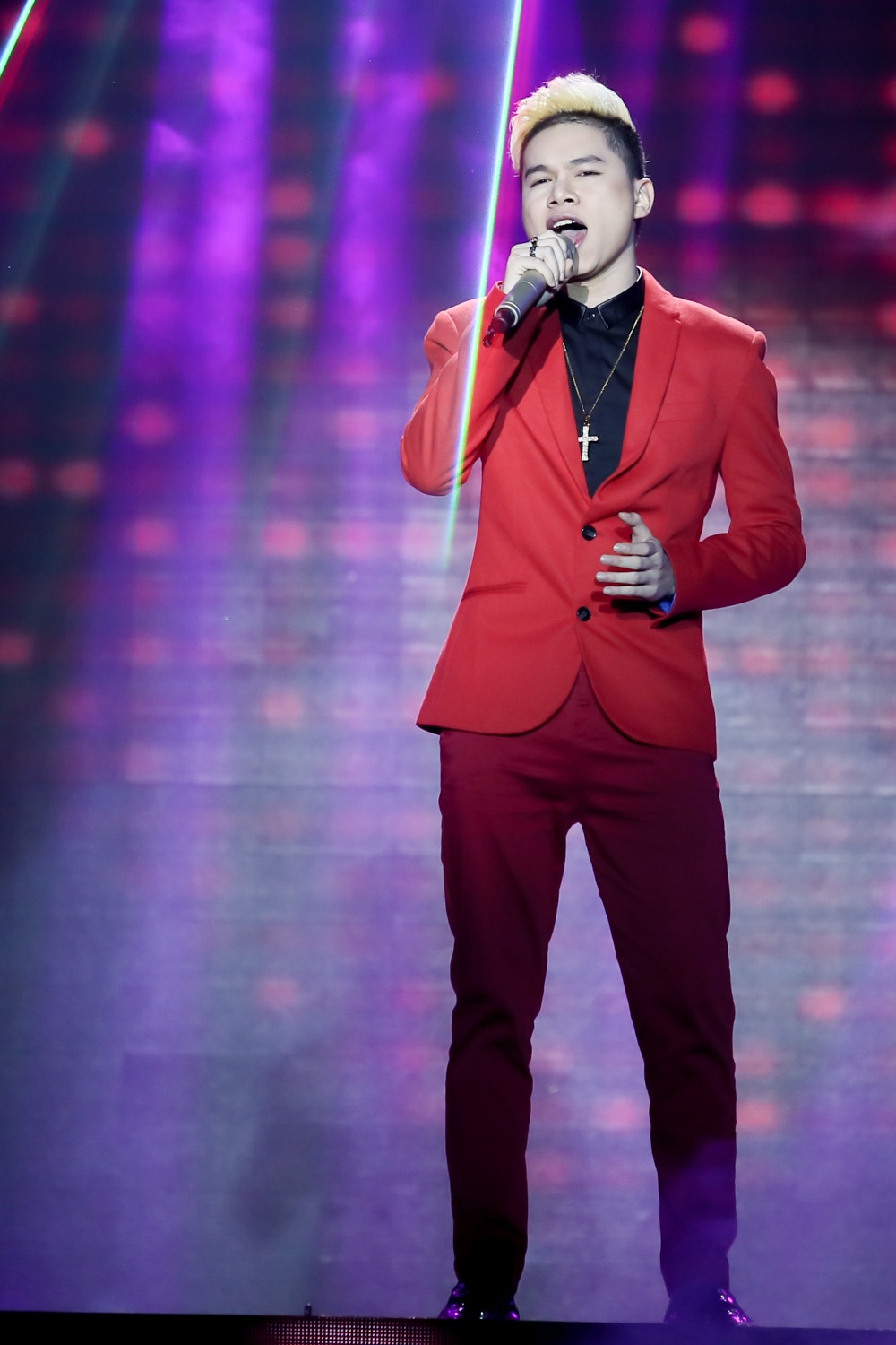 PB Nation đốt cháy sân khấu ngay trong phần thi mở màn với ca khúc Để em rời xa. Hoàng Tôn và Hà Lê làm khán phòng đứng ngồi không yên với bản phối mới.