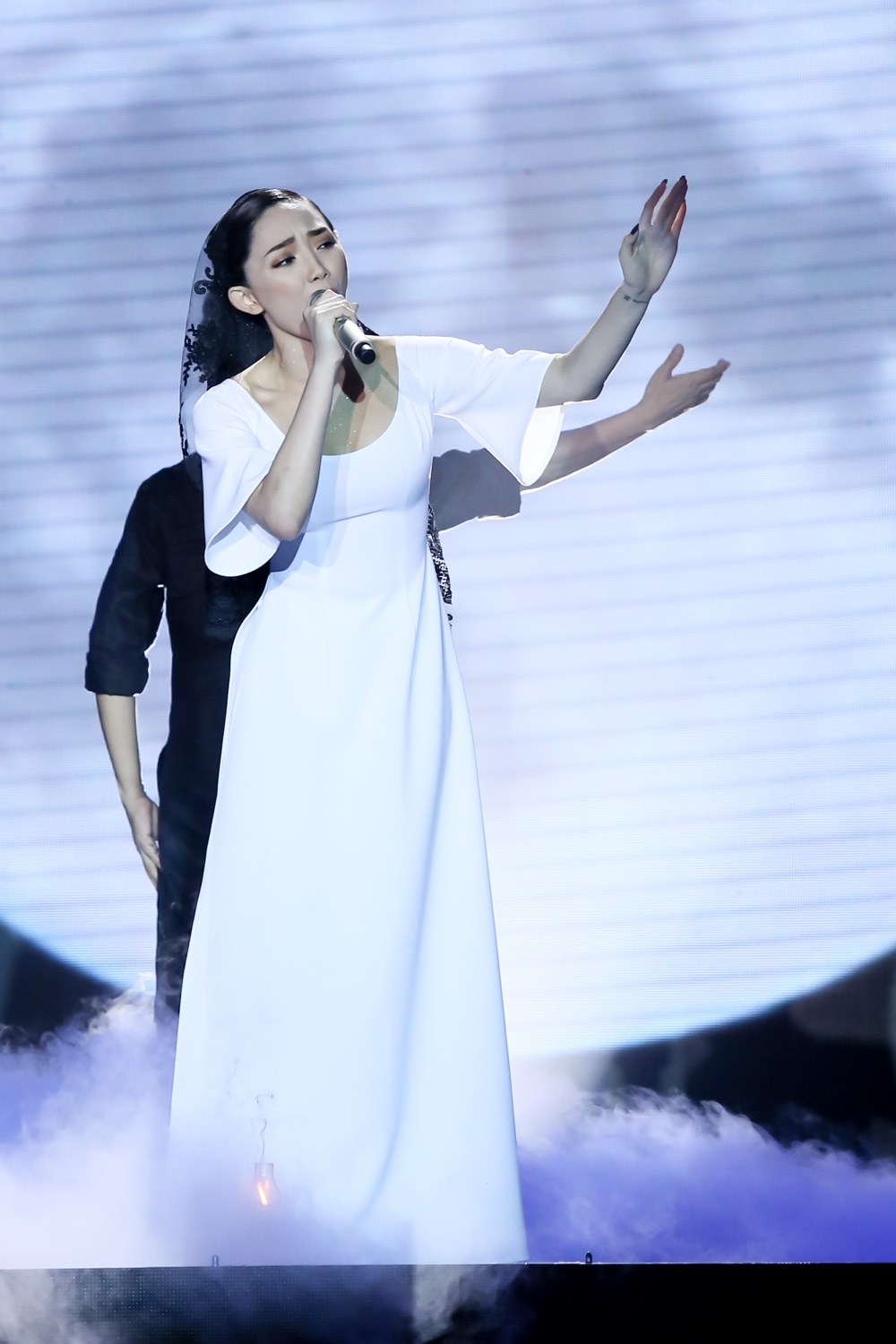 Tiết mục của Tóc Tiên khiến cư dân mạng tranh cãi náo nhiệt khi cô chọn bài Dạ cổ hoài lang với sự hỗ trợ của NSƯT Thành Lộc. Không gian và âm nhạc được dàn dựng với phong cách ma mị, liêu trai cho thấy sự đầu tư của nữ ca sĩ.