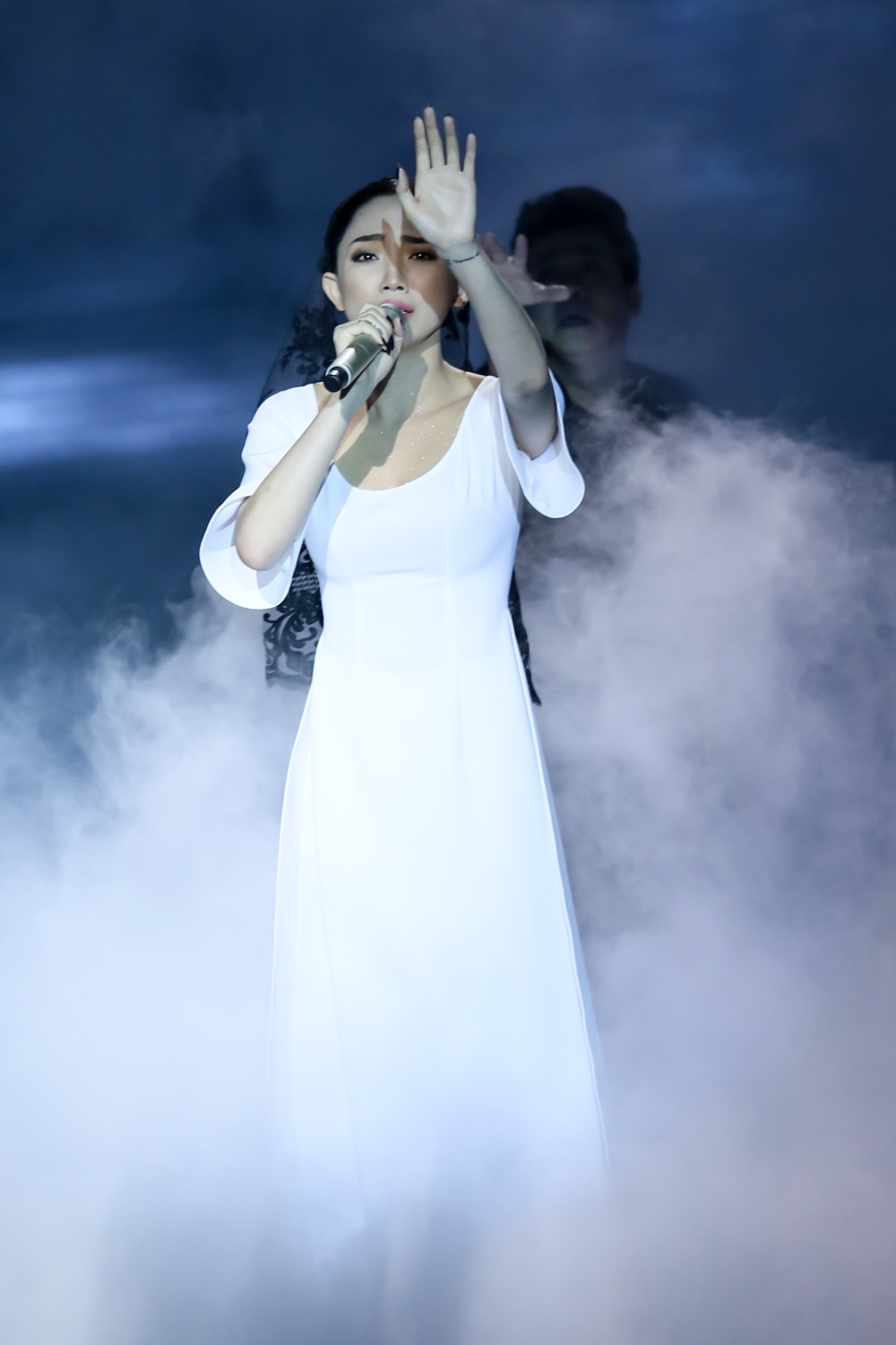 Nhưng Hà Hồ tỏ ra bênh vực giọng ca Gục ngã: “Ở độ tuổi của Tóc Tiên mà hát bản Dạ cổ hoài lang cũng là điều đáng khen ngợi. Giọt nước mắt của Tiên ở đoạn cuối bài hát đã làm nhiều người thổn thức. Anh không nên quá khắt khe”.