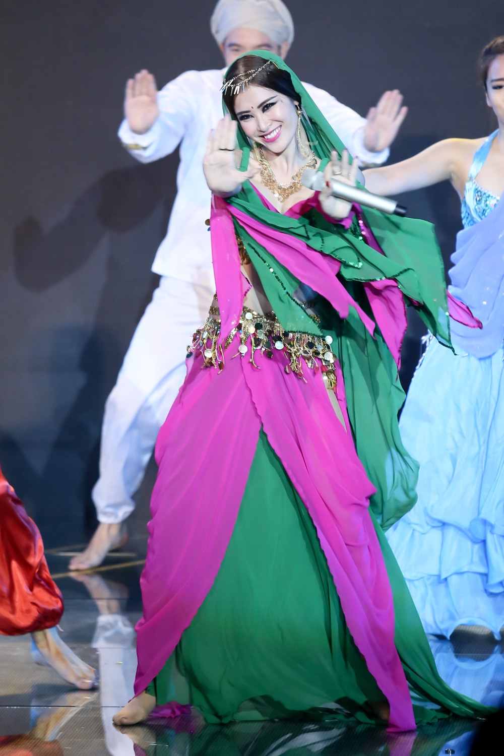 Đông Nhi được khen ngợi về bản phối và phong cách trình diễn cuốn hút trên sân khấu khi lựa chọn ca khúc Baby là anh đó. Nữ ca sĩ phát huy thế mạnh vũ đạo với điệu nhảy sôi động của Ấn Độ khiến người hâm mộ thích thú.