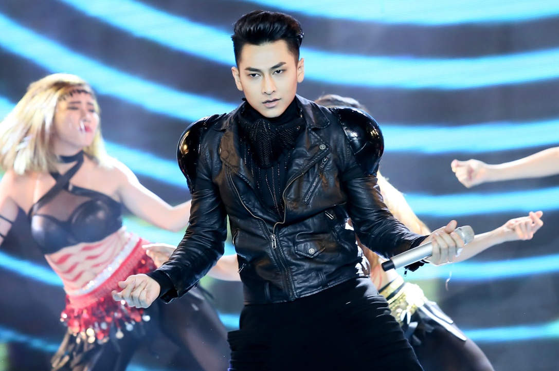 Isaac toa sang sau tai nan van let det o The Remix hinh anh