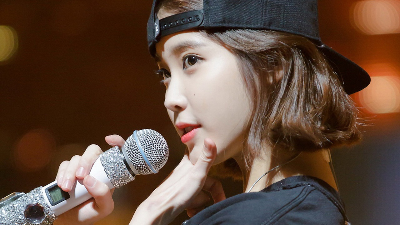 IU đã khá nổi tiếng trong cộng đồng fan của Big Bang. Cô nàng rất nhiều lần bày tỏ sự yêu thích dành cho hát chính Taeyang. Thậm chí, nữ ca sĩ tài năng còn từng nhảy tưng tưng dù chưa vào đến cánh gà vì không kiềm chế nổi sự vui sướng sau khi được hợp tác với Taeyang và hôn má thần tượng.